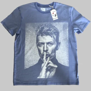 Camiseta Celeste de algodón orgánico con diseño frontal de David Bowie en blanco y negro y diseño trasero de estrella, relámpago y calavera.