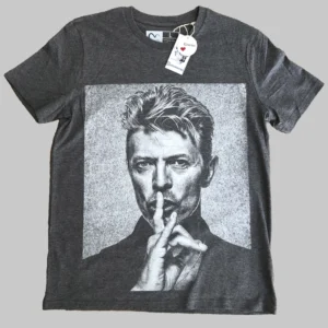 Camiseta Gris de algodón orgánico con diseño frontal de David Bowie en blanco y negro y diseño trasero de estrella, relámpago y calavera.