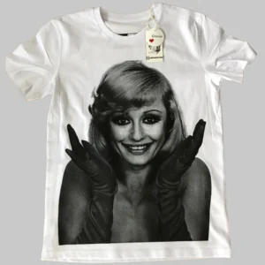 Camiseta blanca de algodón orgánico con imagen frontal de Raffaella Carrà en blanco y negro y diseño trasero con su nombre en letras grandes y detalle de calavera.