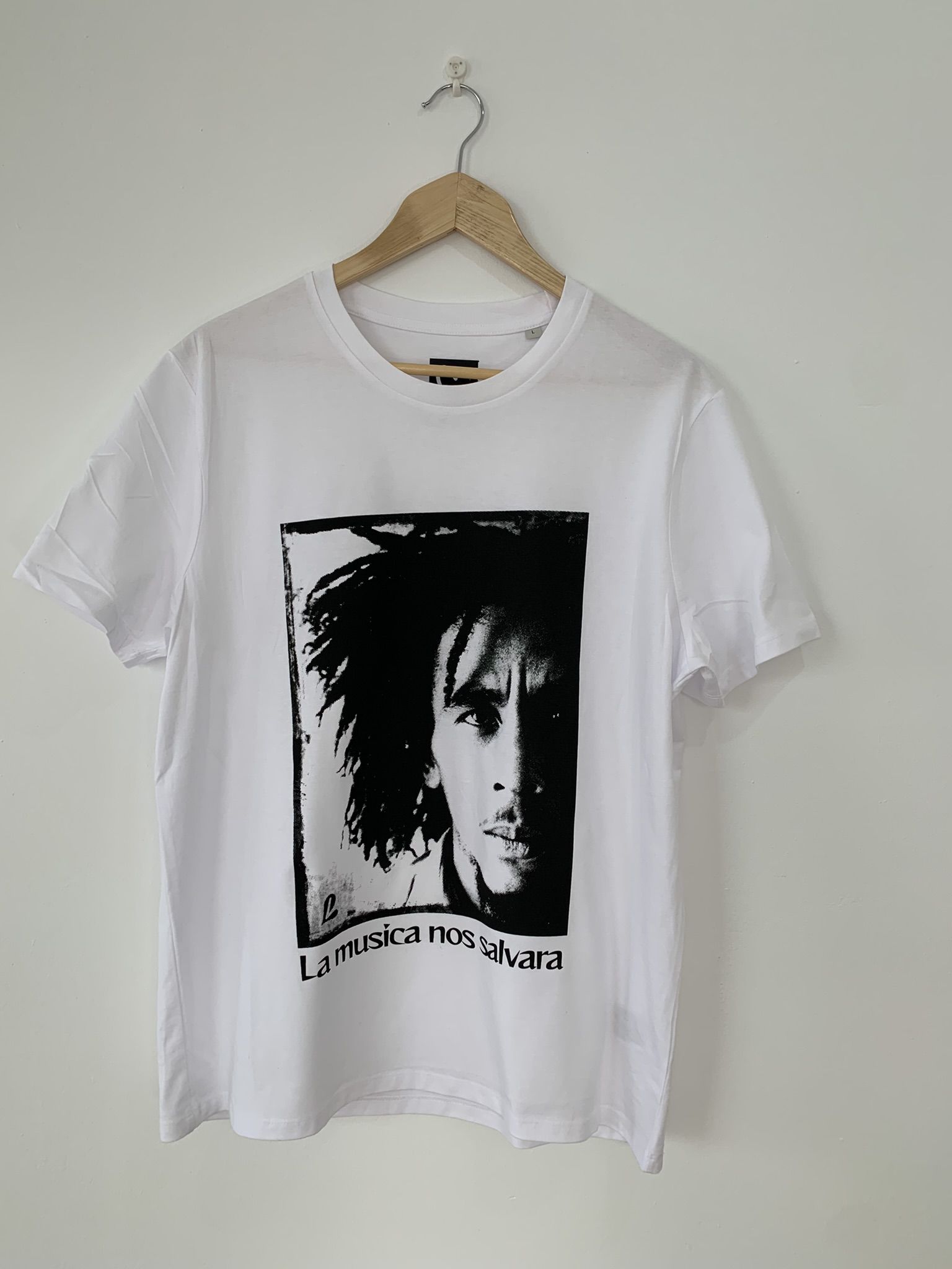 Camiseta blanca con diseño serigrafiádo “La música nos salvará”