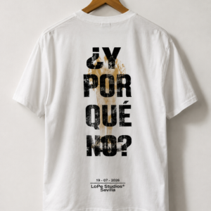 Camiseta blanca ¿Y POR QUE NO? de LoPe Studios, vista trasera en percha