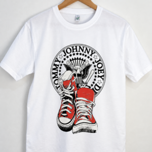 Camiseta RAMONES blanca, vista frontal con emblema y zapatillas rojas
